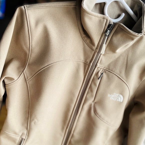 ⬇️ North Face Jacket NWOT - Picture 2 of 4